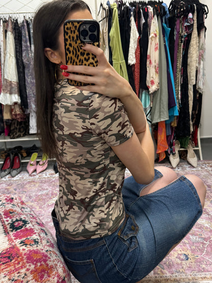 Vintage 00’s camo tshirt